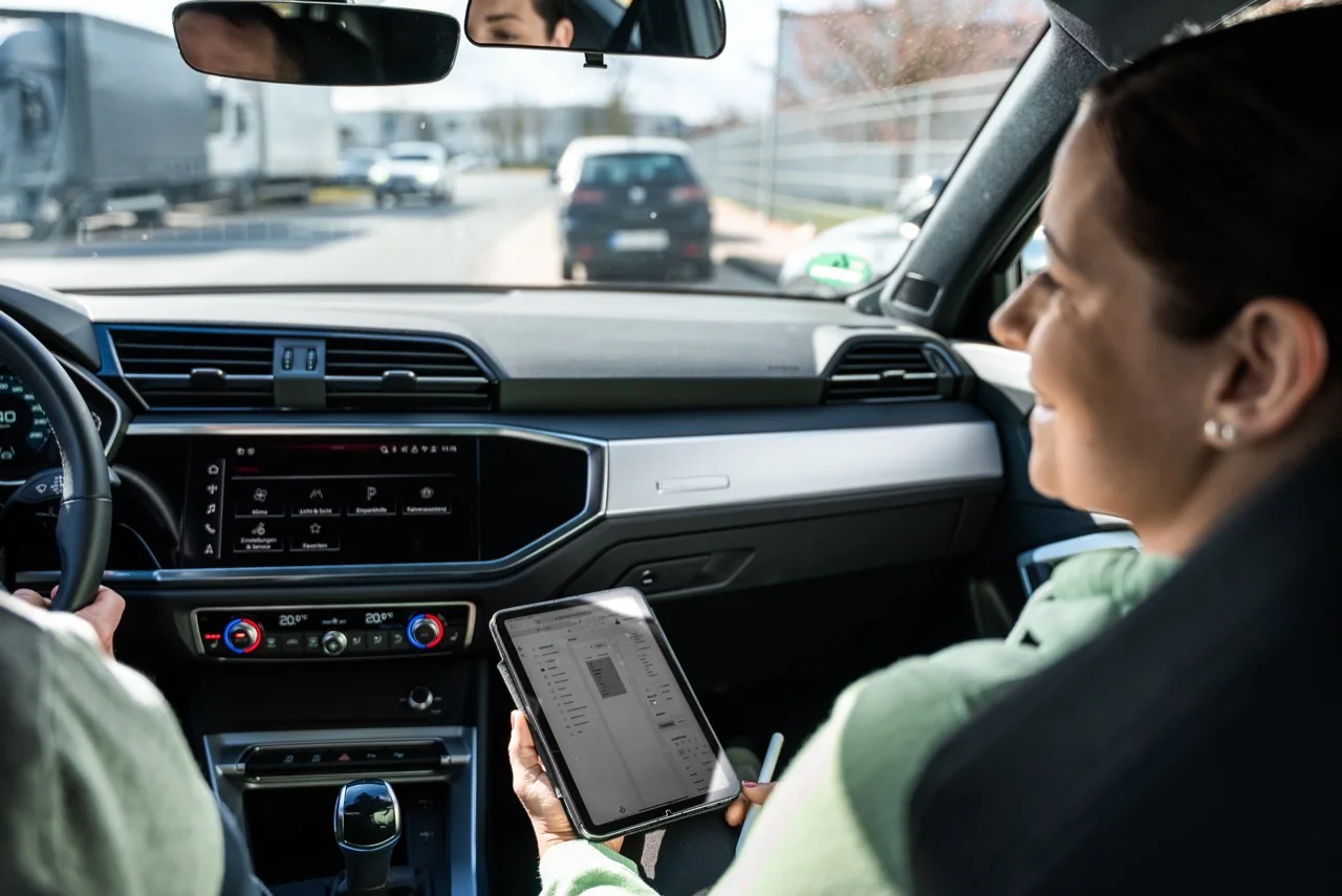 Ausbildung im Blick: Annika mit dem Tablet. – Fahrschule Ampel in Pattensen