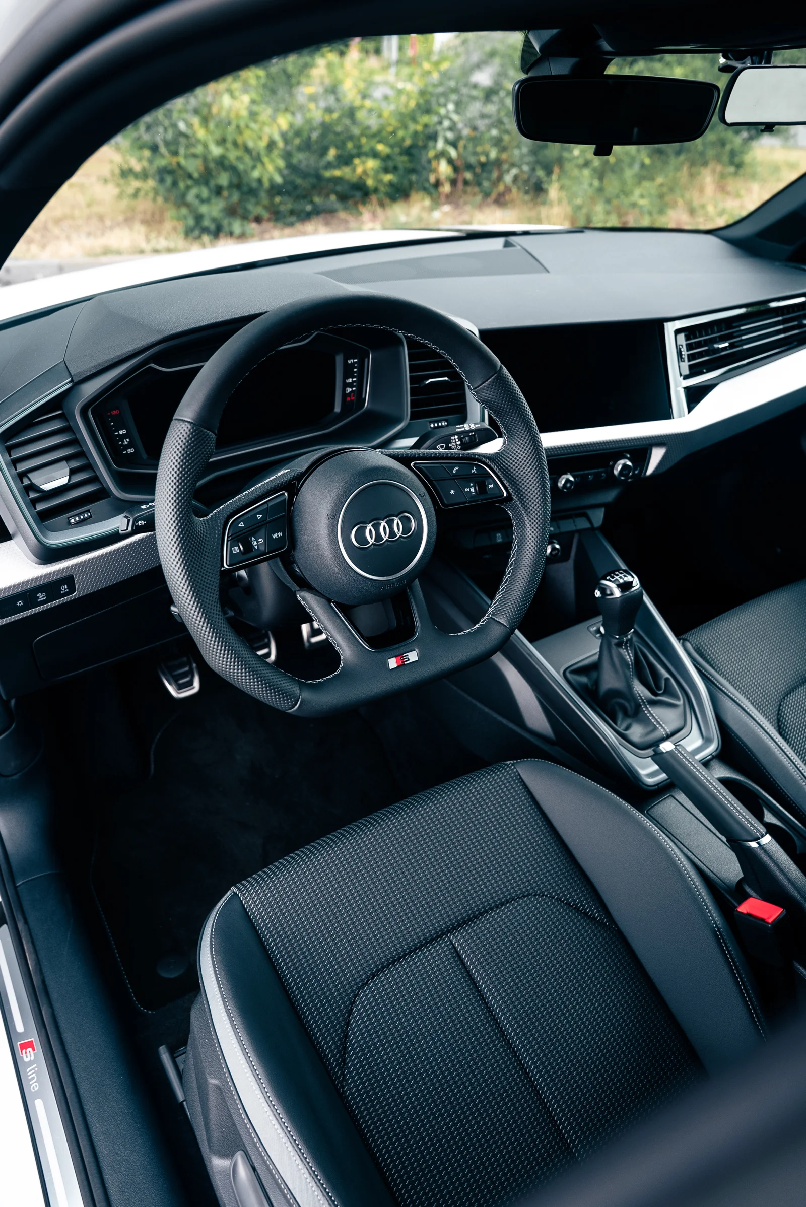 Innenraum des Audi A1 mit Lenkrad und Handschaltgetriebe