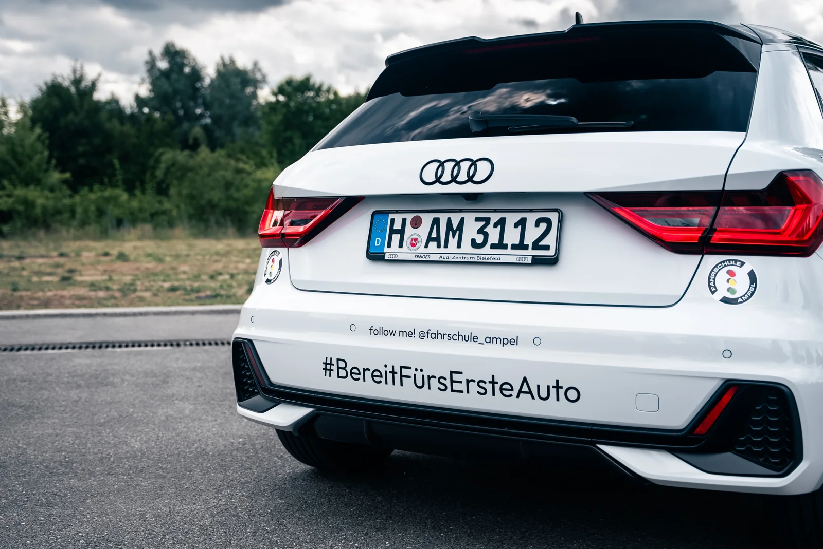 Heck unseres Audi A1 mit dem Schriftzug Bereit fürs erste Auto