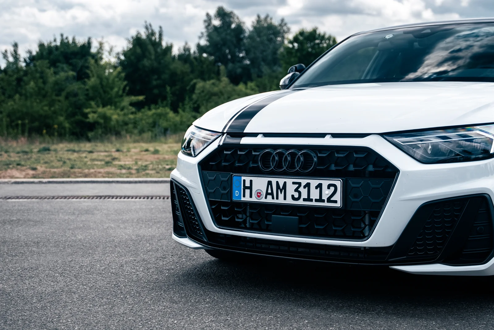 Unser weißer Audi A1 mit Fahrschule-Ampel-Beschriftung